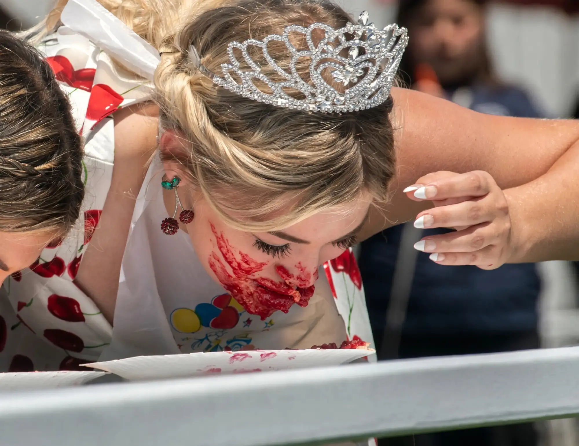 Un concurso de comer pay de cereza en Linden