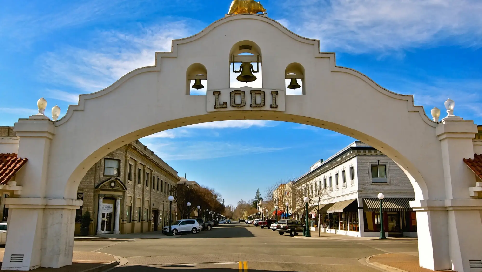El arco de Lodi con sus campanas sobre una calle del centro