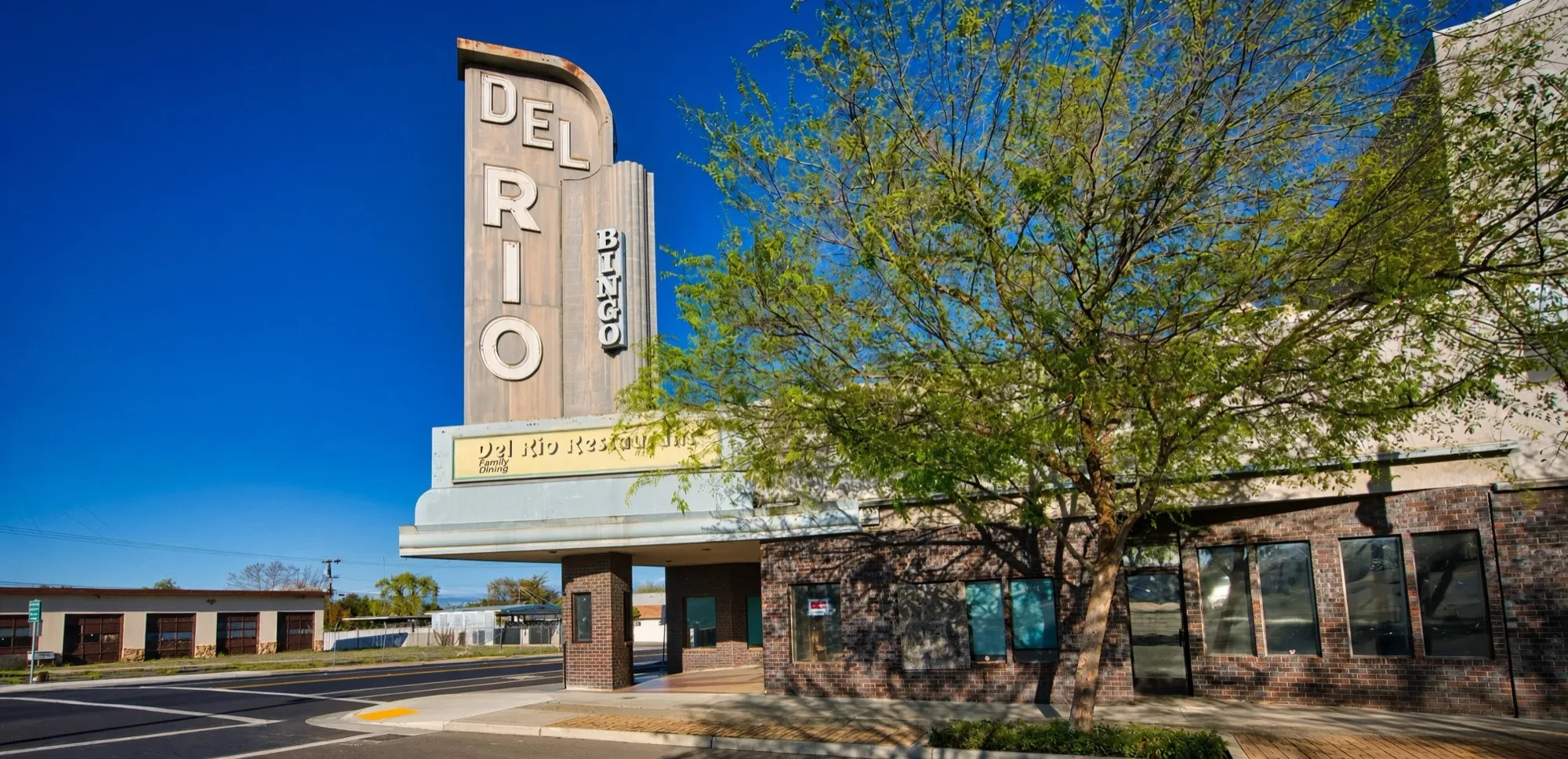 The tall Del Rio sign on a mid-century building in Riverbank